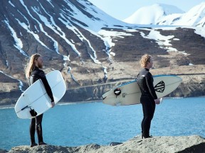 Серферы в Исландии