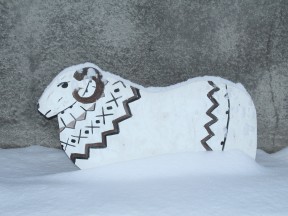 Картонный баран в снегу у фабрики Álafoss в Исландии