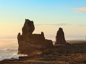 Прибрежные формации Лоундрангар и маяк Malarrif