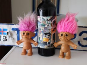 норвежские троли, исландский номерной знак и португальское вино, фото Стасмир, photo Stasmir. www.stasmir.net