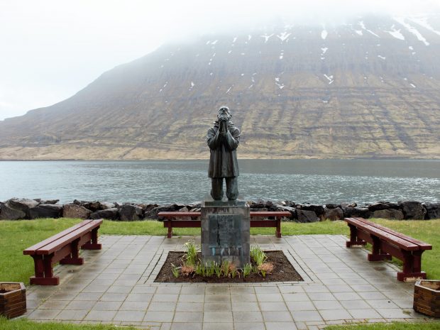 Эскифьордюр (Eskifjrdur), Восточные Фьорды: памятник моряку, фото Стасмир, photo Stasmir