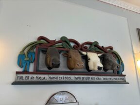 stasmir stasmirnet Cows speaking on the wall of the Settlement Center inBorganes, Iceland, Photo Stasmir, Фото Стасмир, Коровы, которые разговаривают, что приводит к помешательству слушателя. Композиция со стены Музей заселения Исландии в Борганесе, фото Стасмир